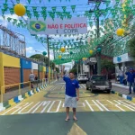 Homem enfeita rua para a Copa e é acusado de fazer campanha